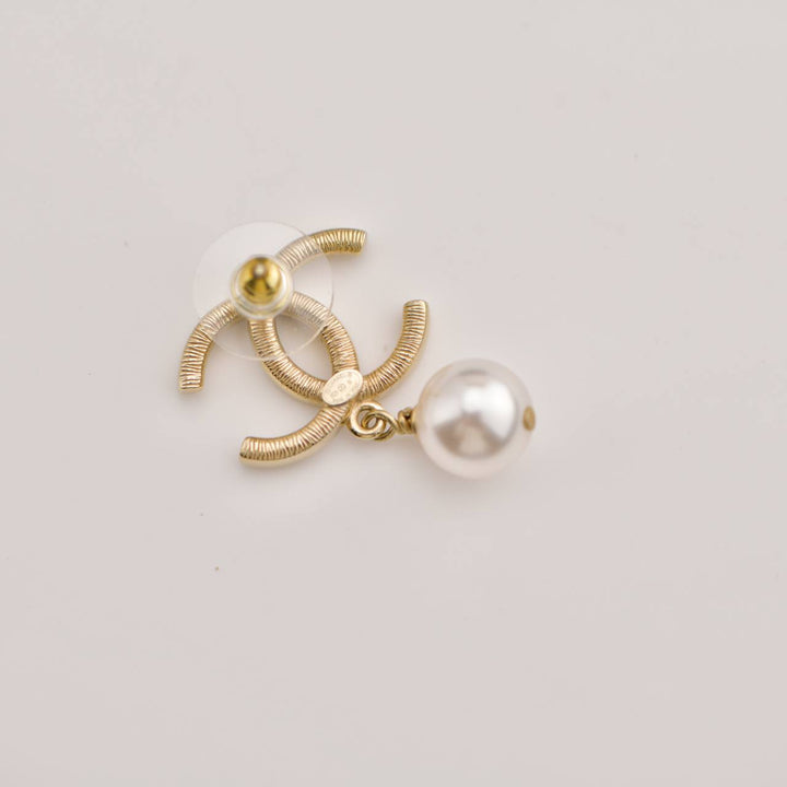 Pre-loved Chanel CC Faux Pearl Earrings