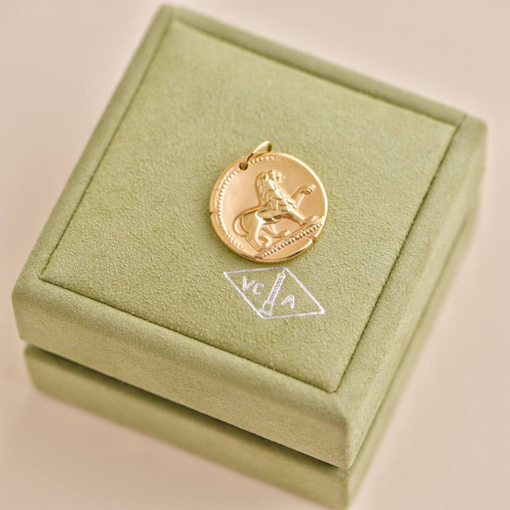 Used Van Cleef & Arpels Zodiaque medal Leonis 18k Yellow Gold Pendant