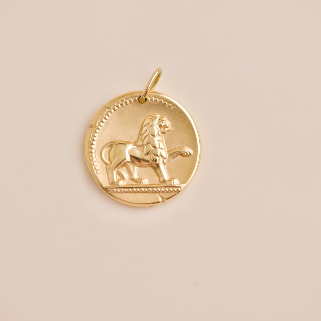 Used VCA Zodiaque medal Leonis 18k Yellow Gold Pendant