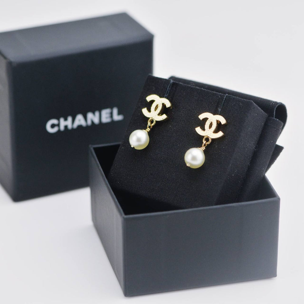Preowned Chanel CC Faux Pearl Gold Tone Drop Earrings