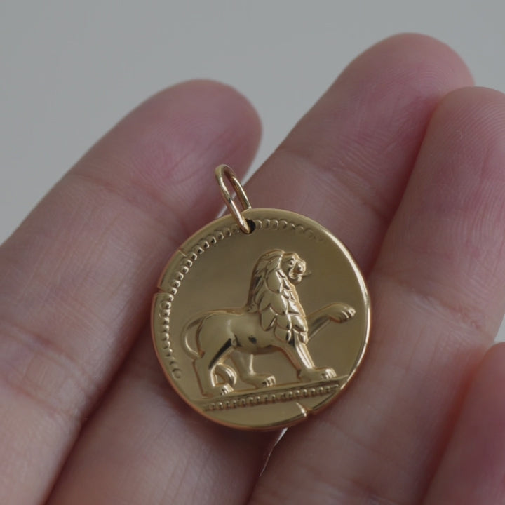 Second Hand Van Cleef & Arpels Zodiaque medal Leonis 18k Yellow Gold Pendant