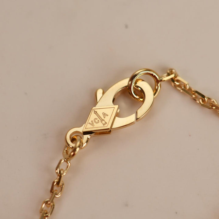 Close-up of the 18K yellow gold chain and clasp of the Van Cleef & Arpels 2026 Holiday pendant