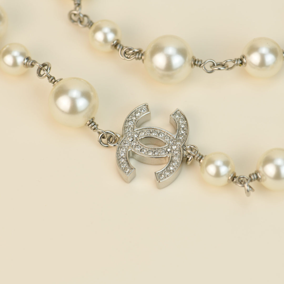 Chanel Pearl Sautoir Necklace with Five CC Logos detail photo