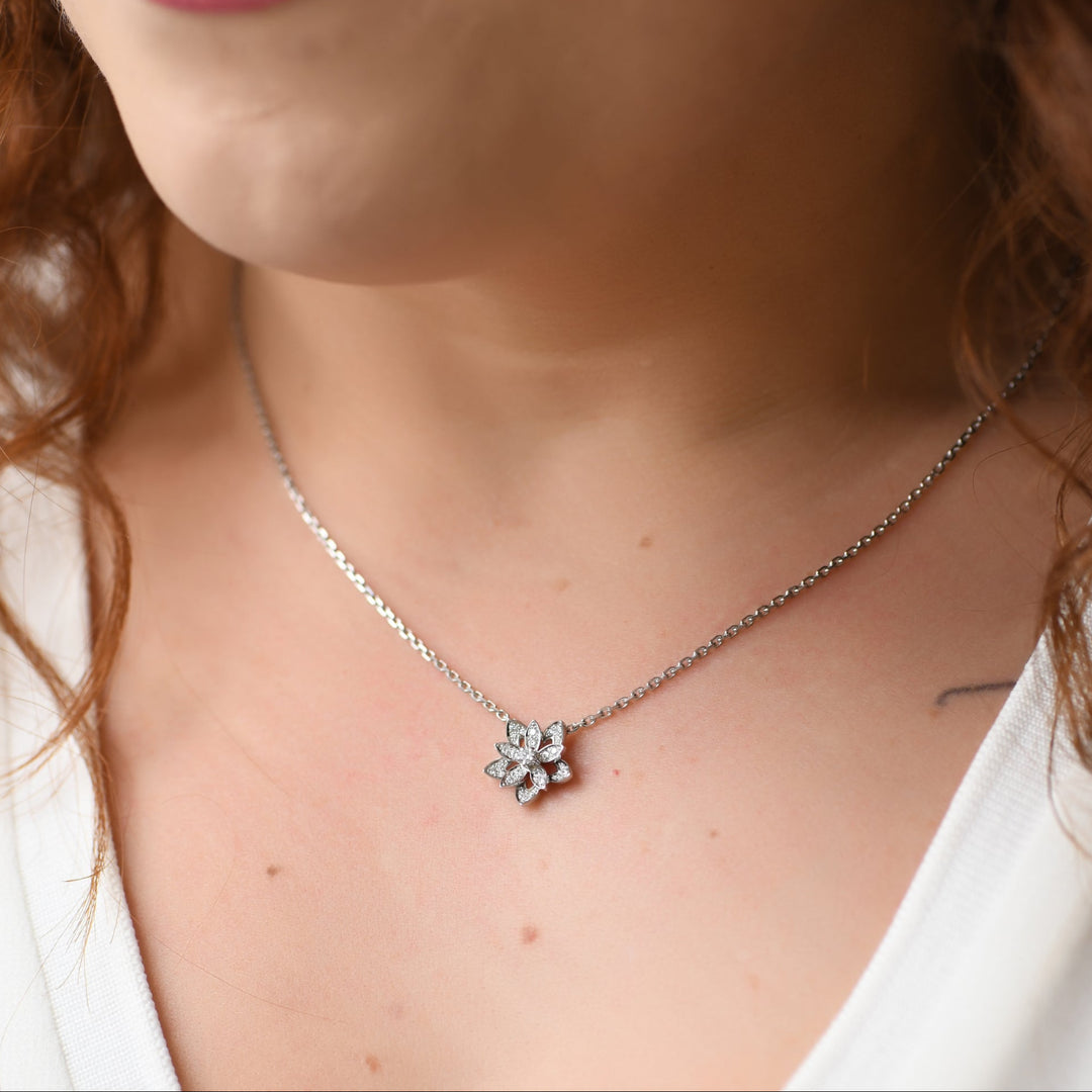 Preloved Authentic Van Cleef Lotus Openwork Diamond Pendant 18K White Gold Mini Model