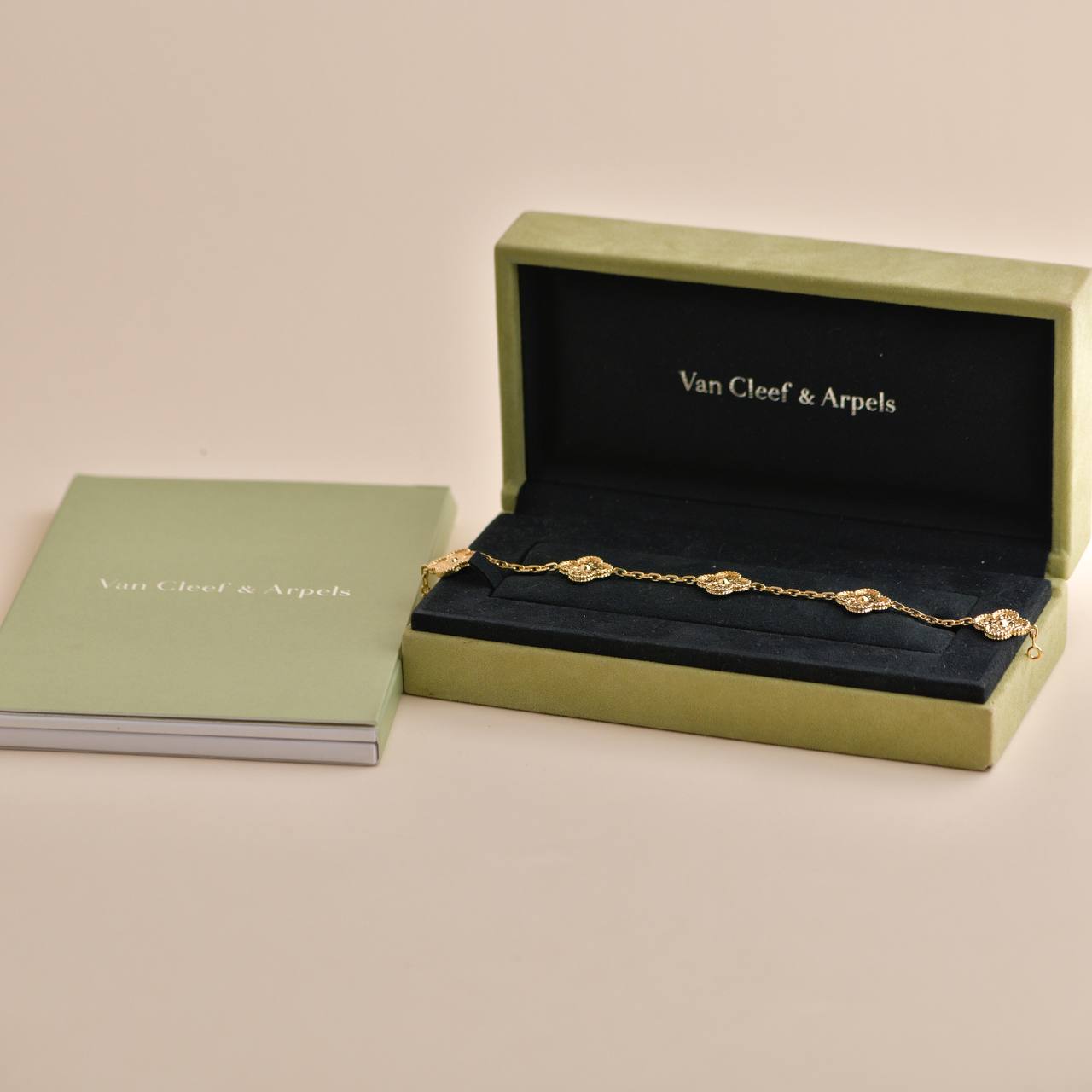 Van cleef clearance arpels packaging