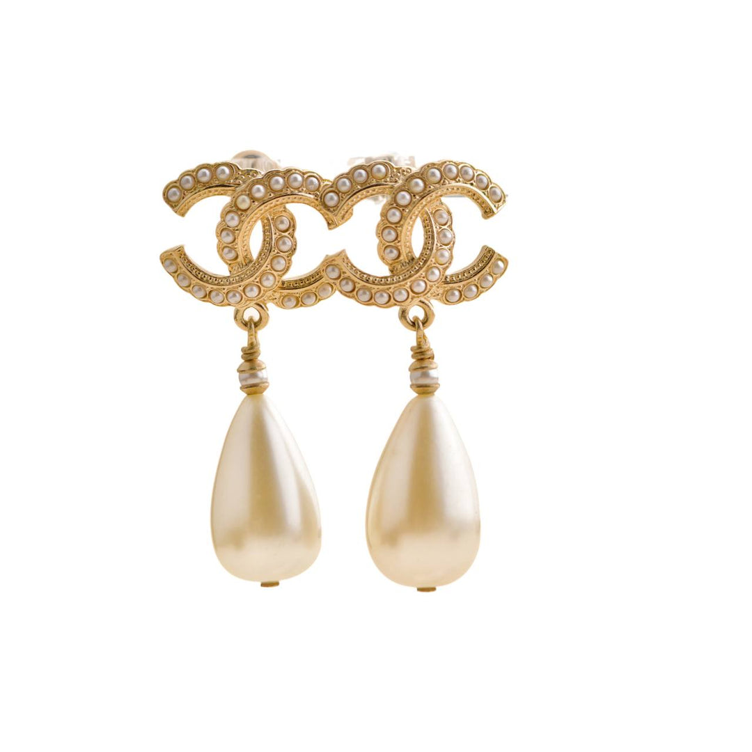 Chanel CC Drop Gold Metal Pearl Earrings – Dandelion Antiques