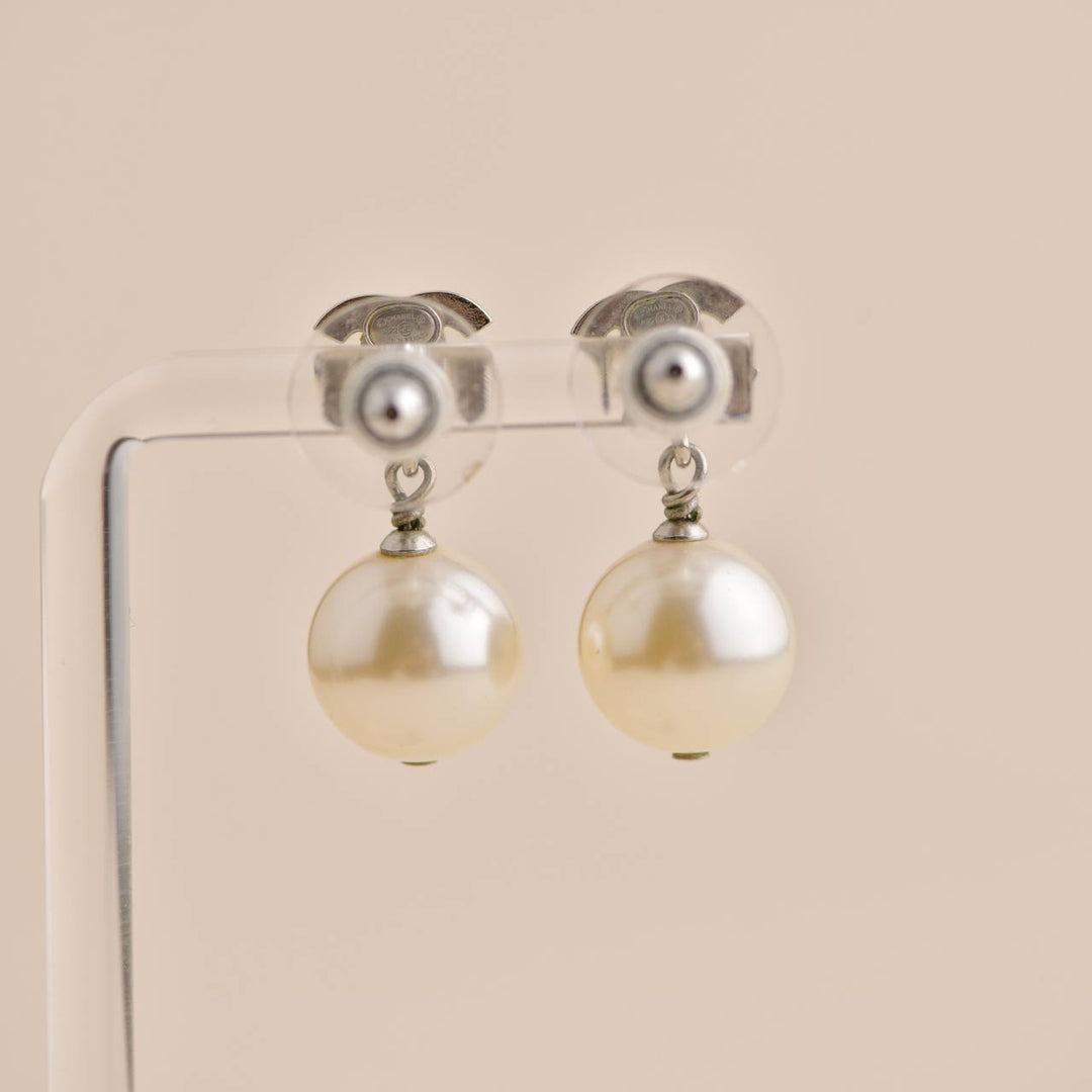 chanel pearl earring