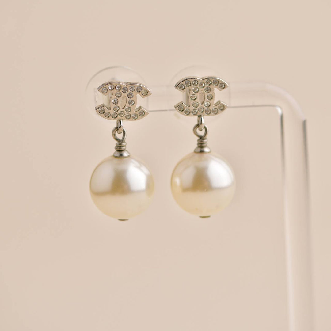 chanel cc pearl earring