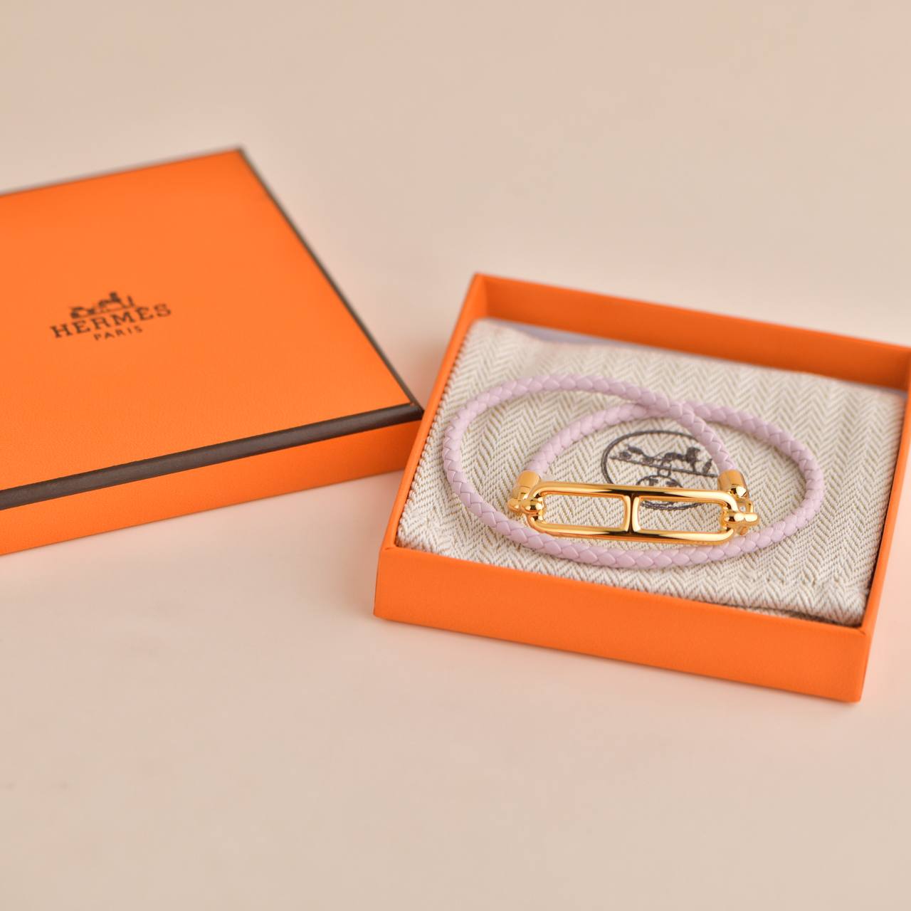手首にワンポイントを♪【HERMES】Roulis Double Tour Roulis Double Tour bracelet | Hermès USA