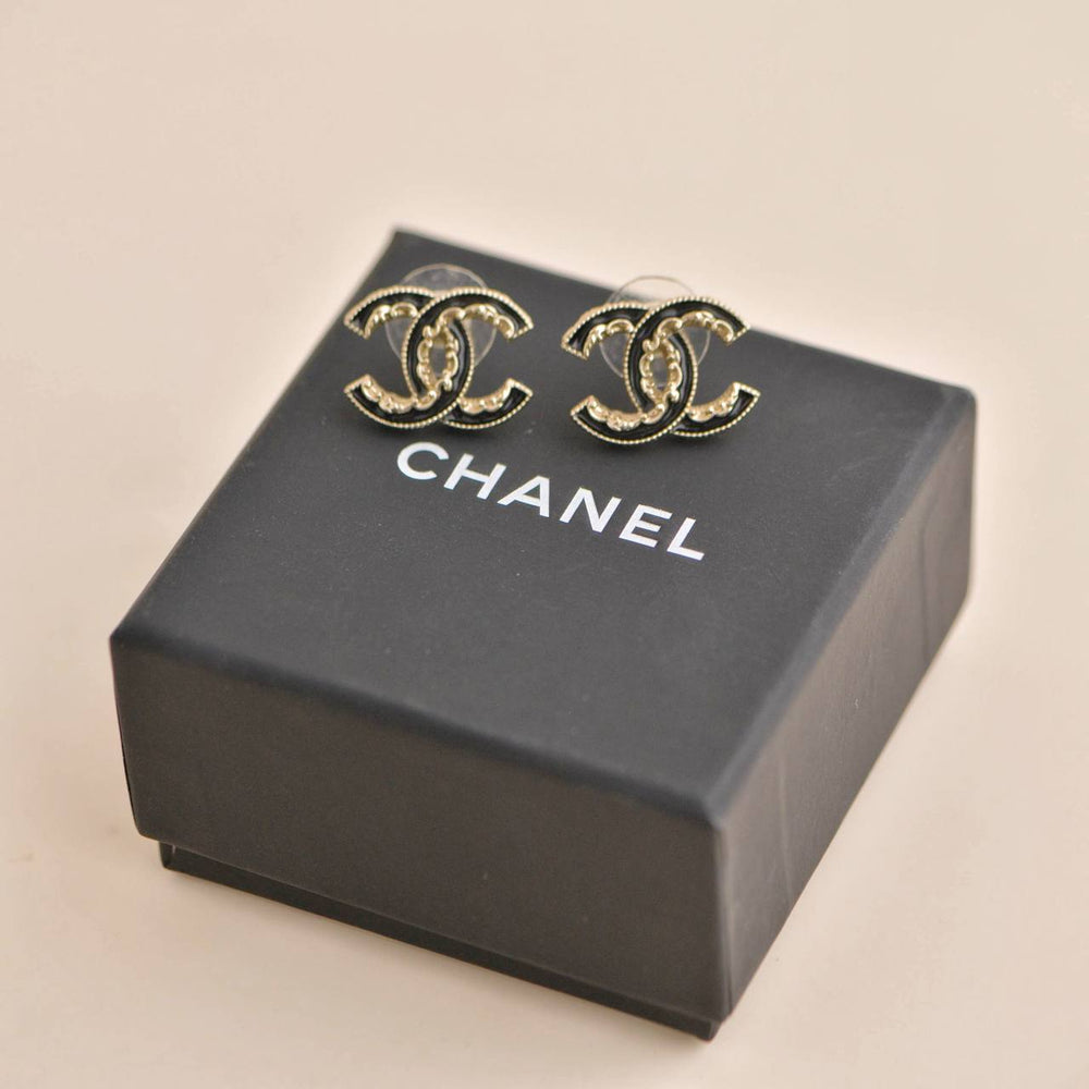 Pre-owned Chanel CC Black Enamel Earrings