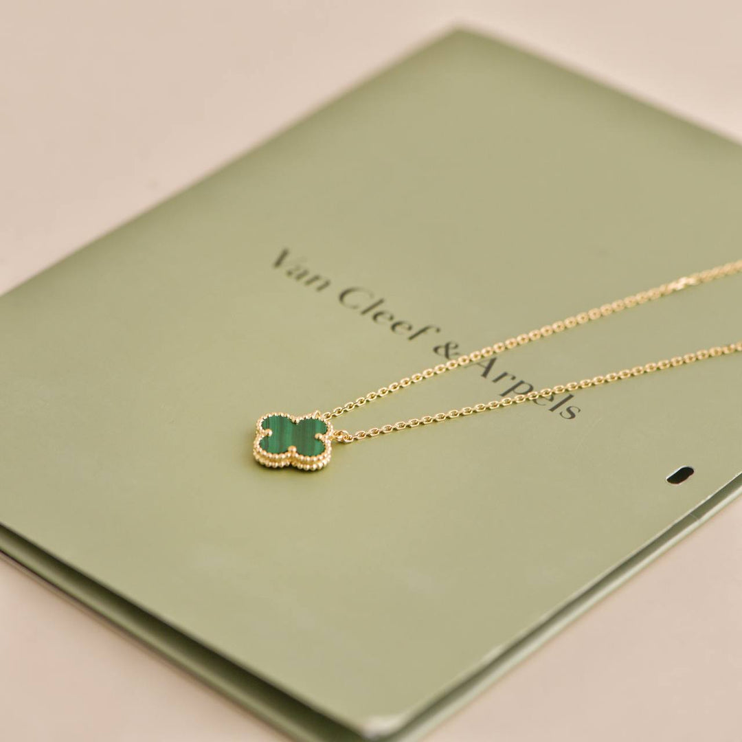 Second Hand Van Cleef & Arpels Vintage Alhambra Malachite Yellow Gold Pendant Necklace