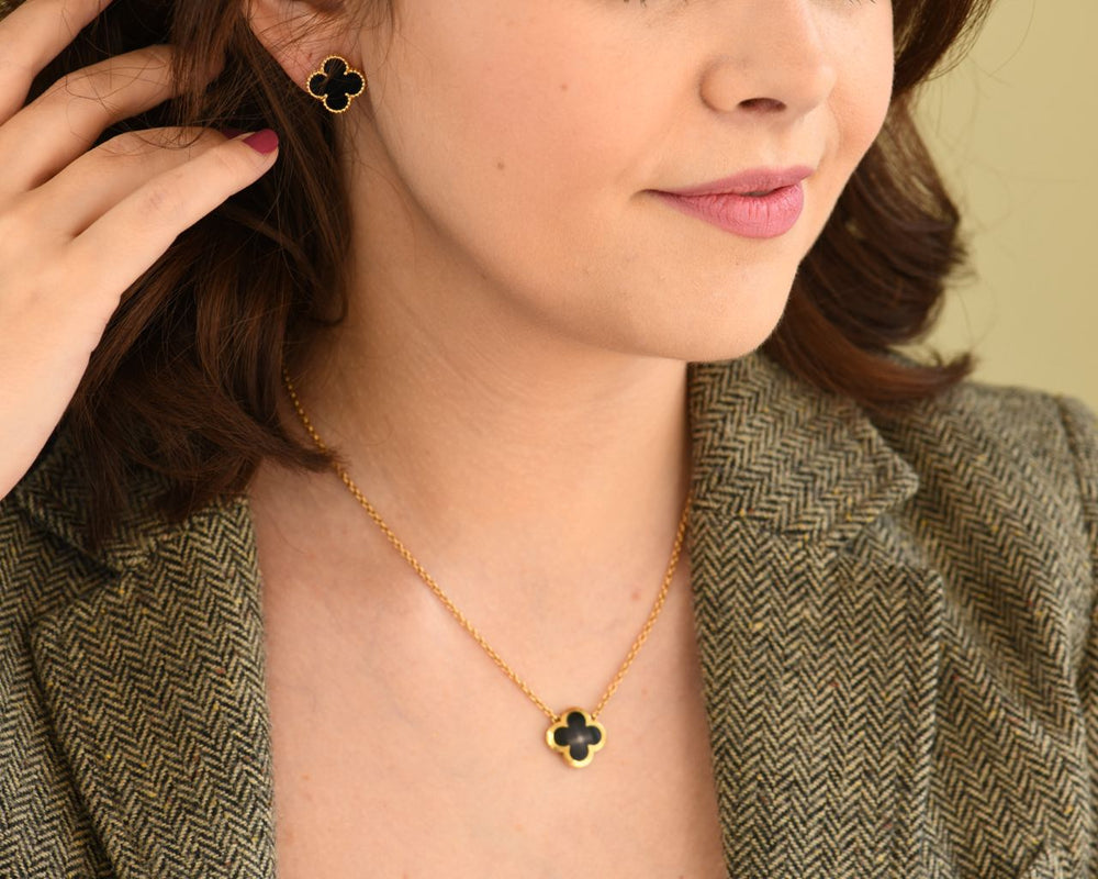 Second Hand Van Cleef & Arpels Vintage Alhambra Black Onyx 18K Yellow Gold Earrings