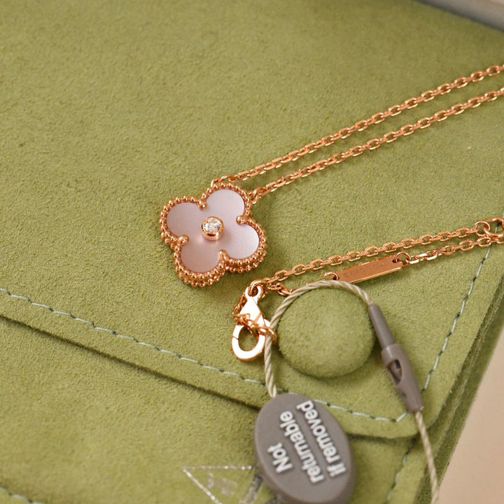 Van cleef 2025 holiday pendant pink mother of pearl