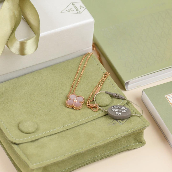 Van cleef 2025 holiday pendant necklace