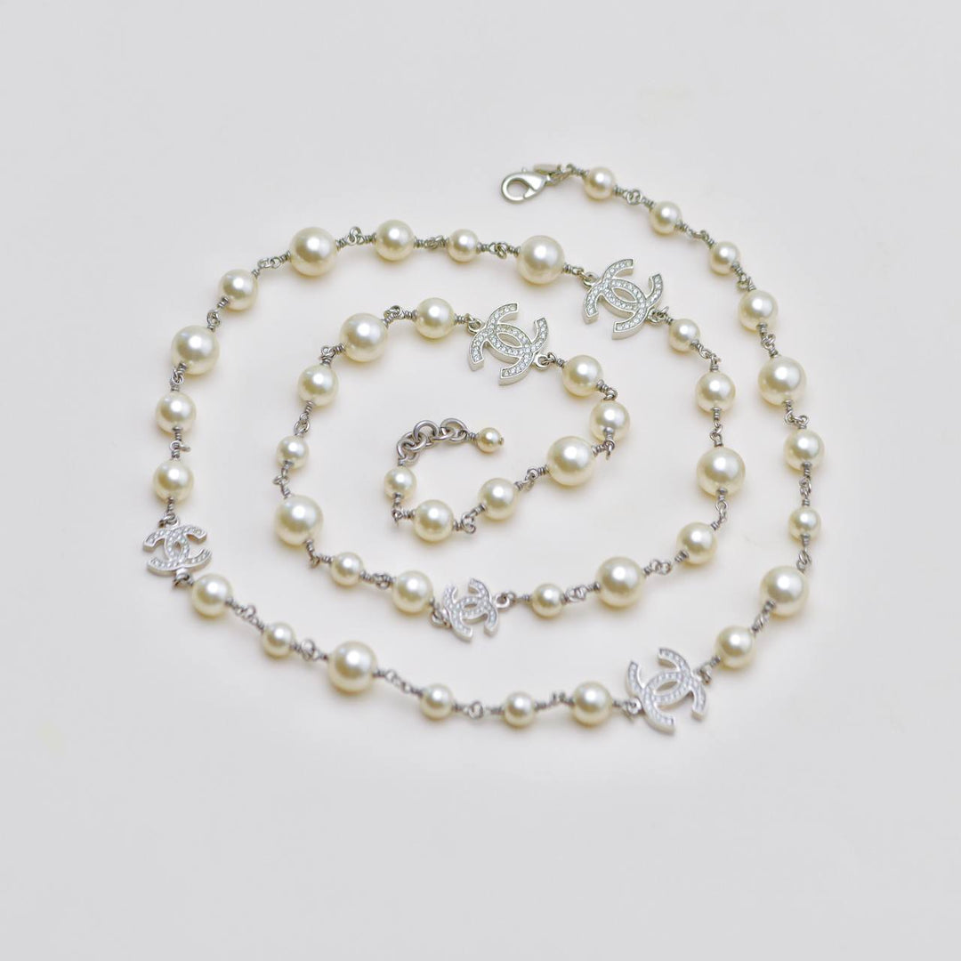 Preloved Chanel CC Faux Pearl Sautoir Necklace with Five Logos