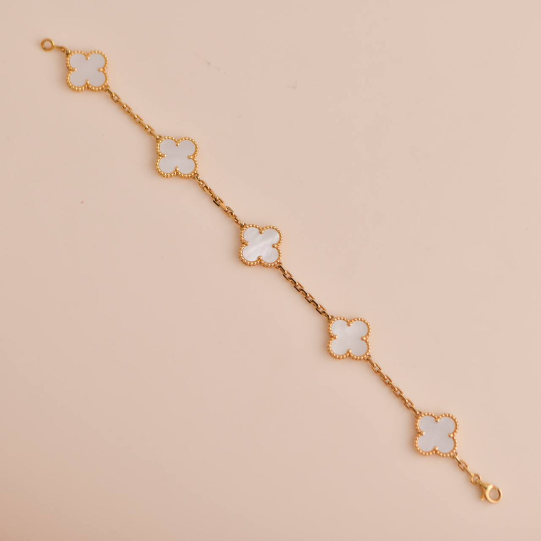 Bracelet or croix en nacre | Or 18 carats ©Catho Rétro - Catho Rétro Bracelet or croix en nacre | Or 18 carats ©Catho Rétro - Catho Rétro