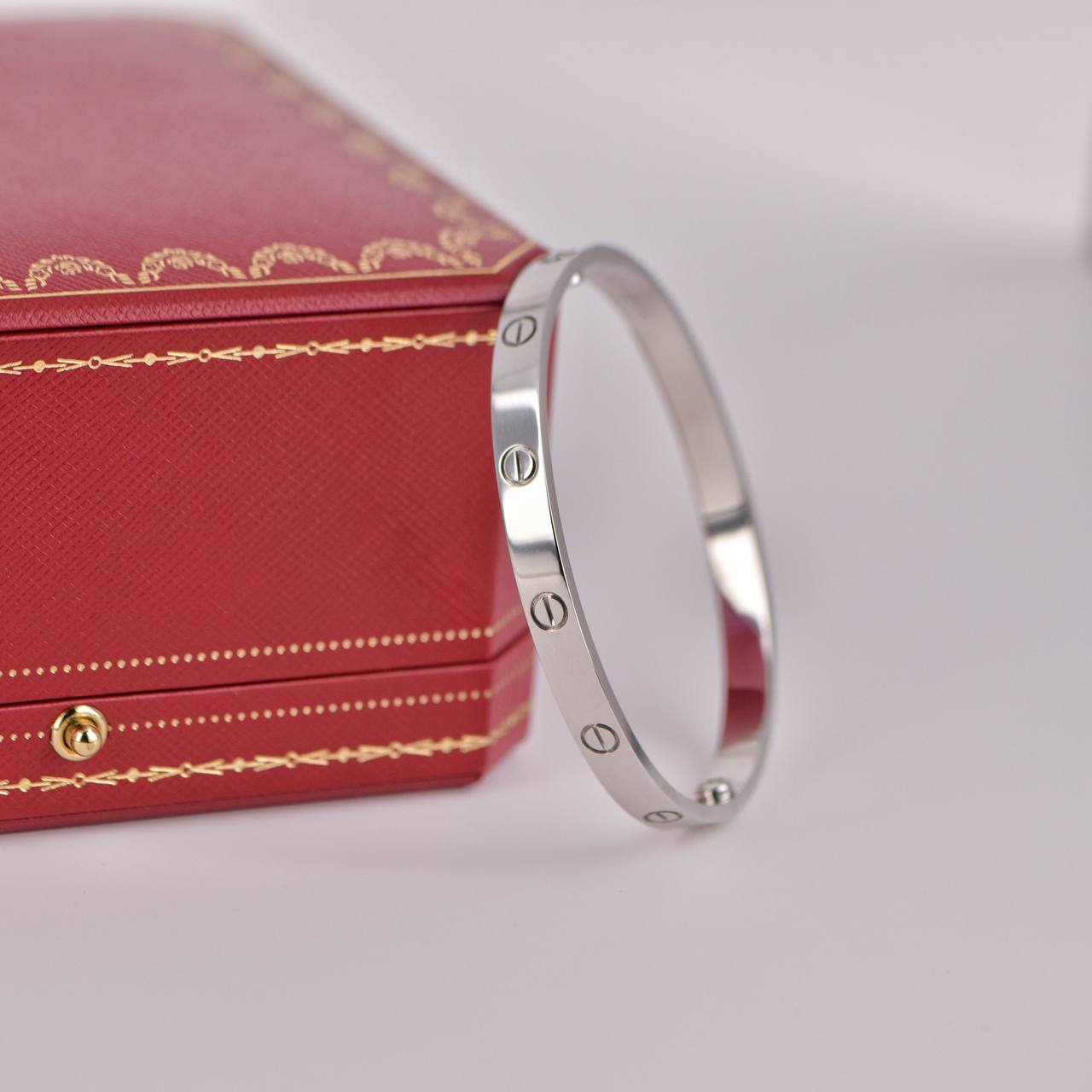 Cartier red love on sale bracelet