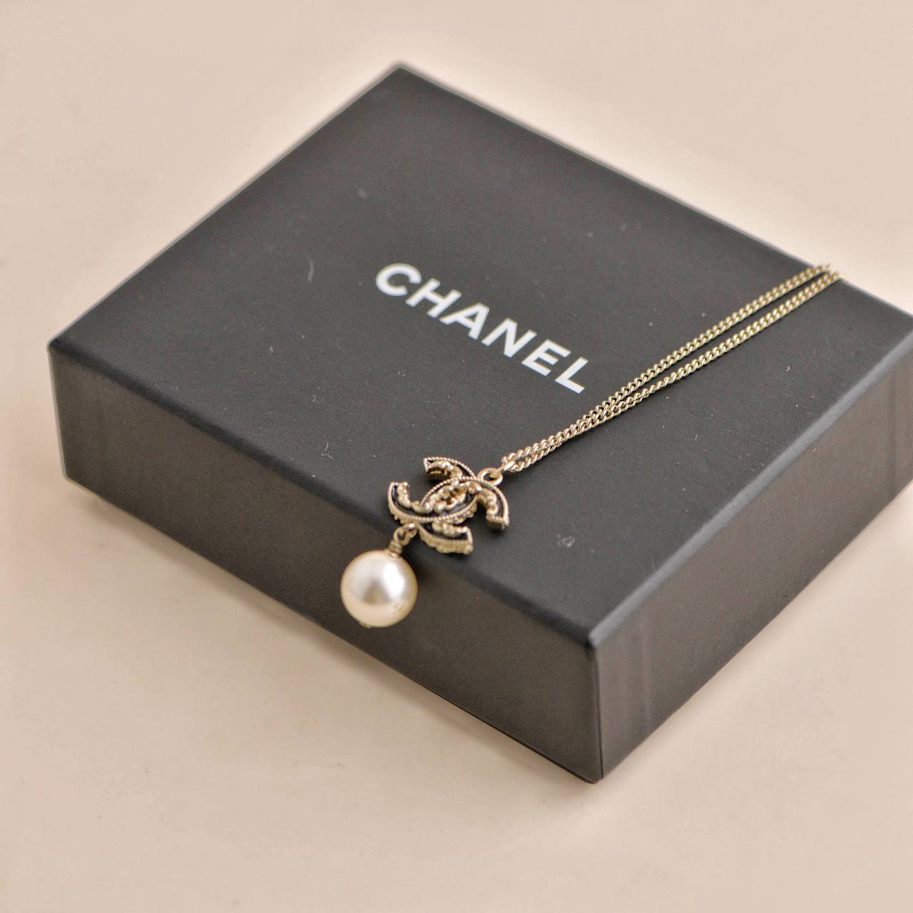 CHANELペンダント Chanel CC Black Enamel and Faux Pearl Pendant Necklace – Dandelion