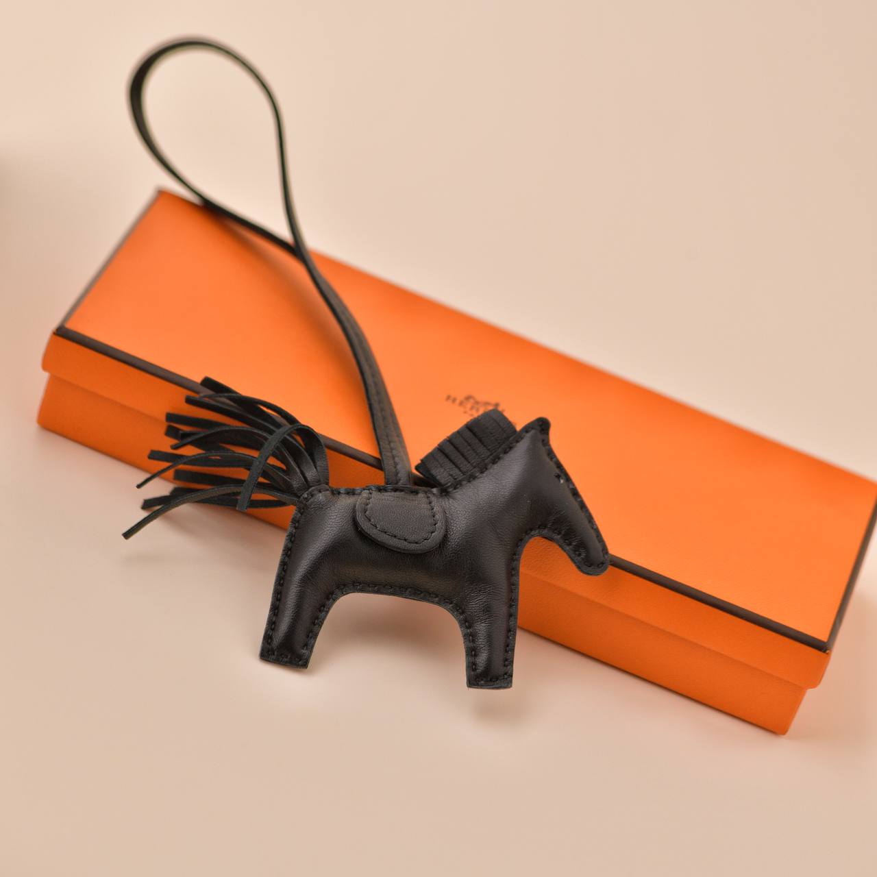 HERMES 馬蹄型チャーム オレンジ ブラック エルメス馬蹄 バッグチャーム 黒/オレンジ シルバー金具 ユニセックス