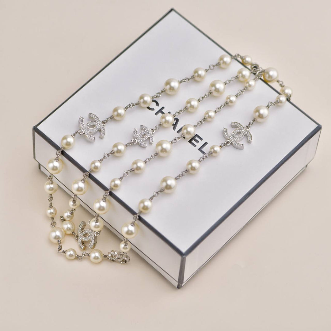 Second Hand Chanel CC Collection Faux Pearl Crystal Gilt Necklace