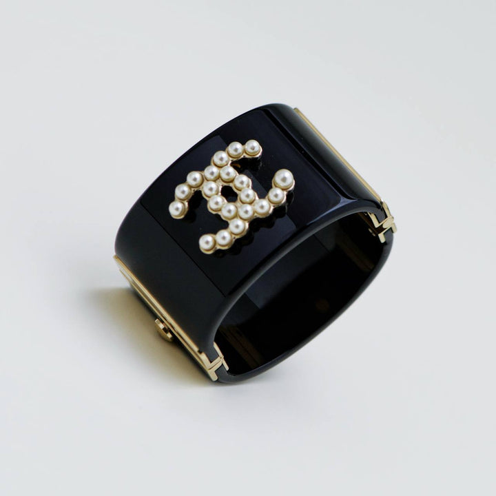 Preowned Chanel CC Collection Resin Faux Pearl Bangle