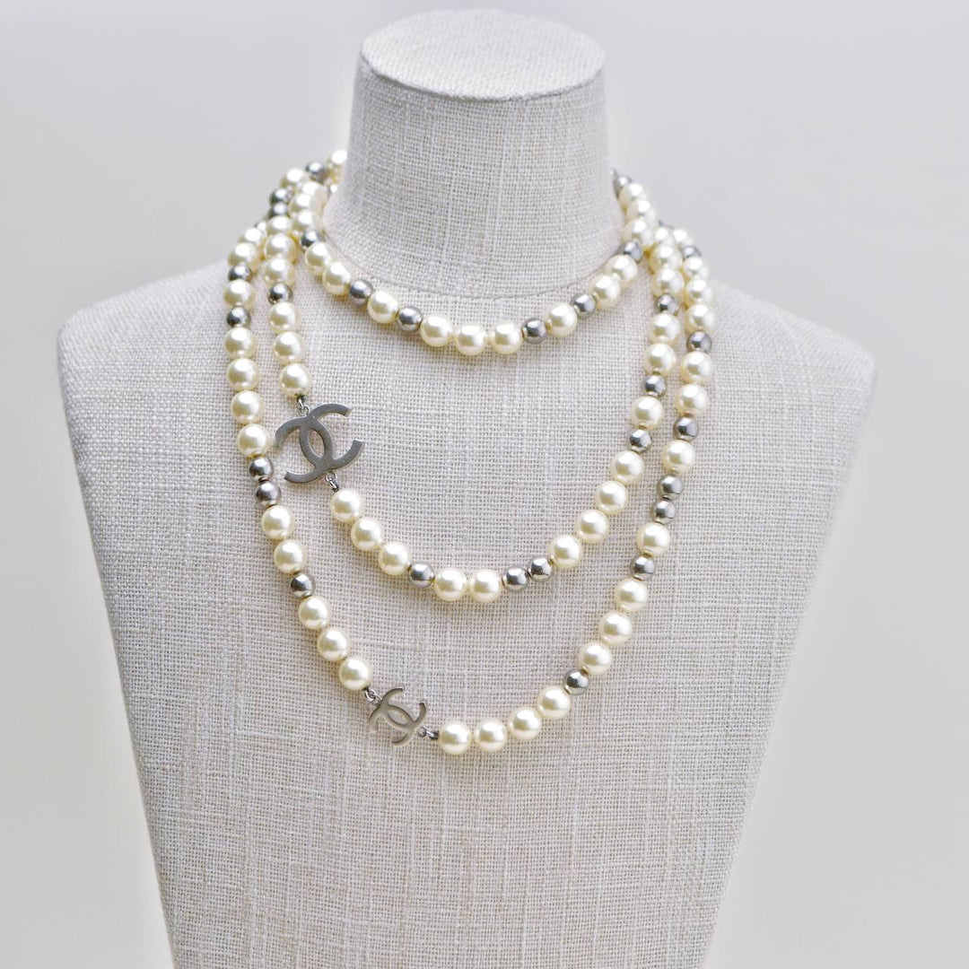 Second Hand Authentic Chanel CC Sautoir Faux Pearl Long Chain Necklace