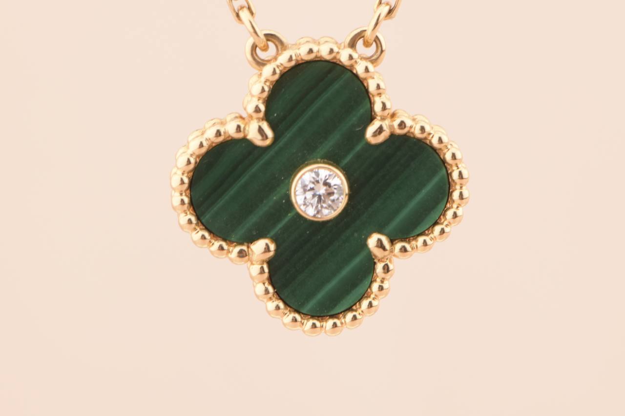 Van Cleef & Arpels Vintage Alhambra Pendant Malachite 18k Yellow Gold  Necklace – IBBY