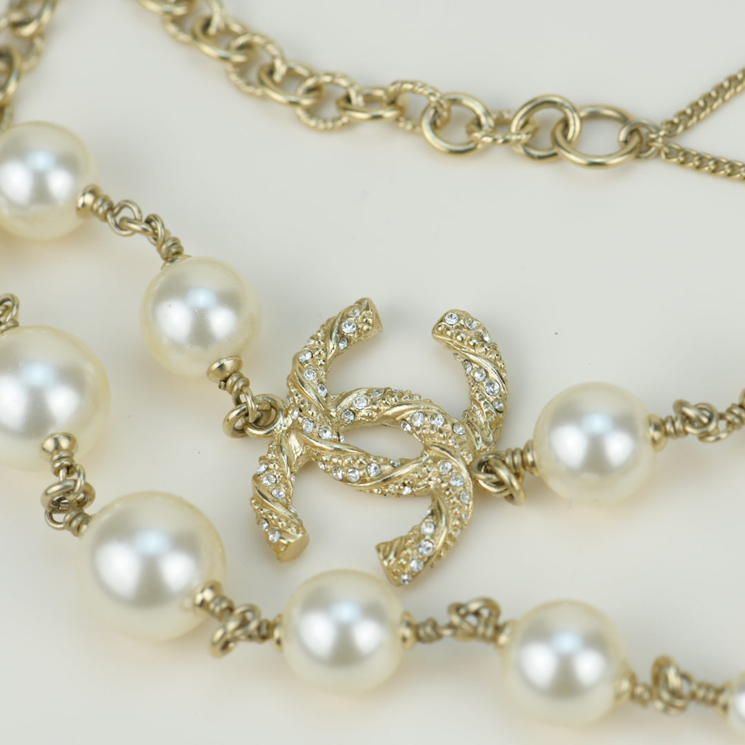 Chanel CC Logo White Pearl Long Necklace logo detail photo