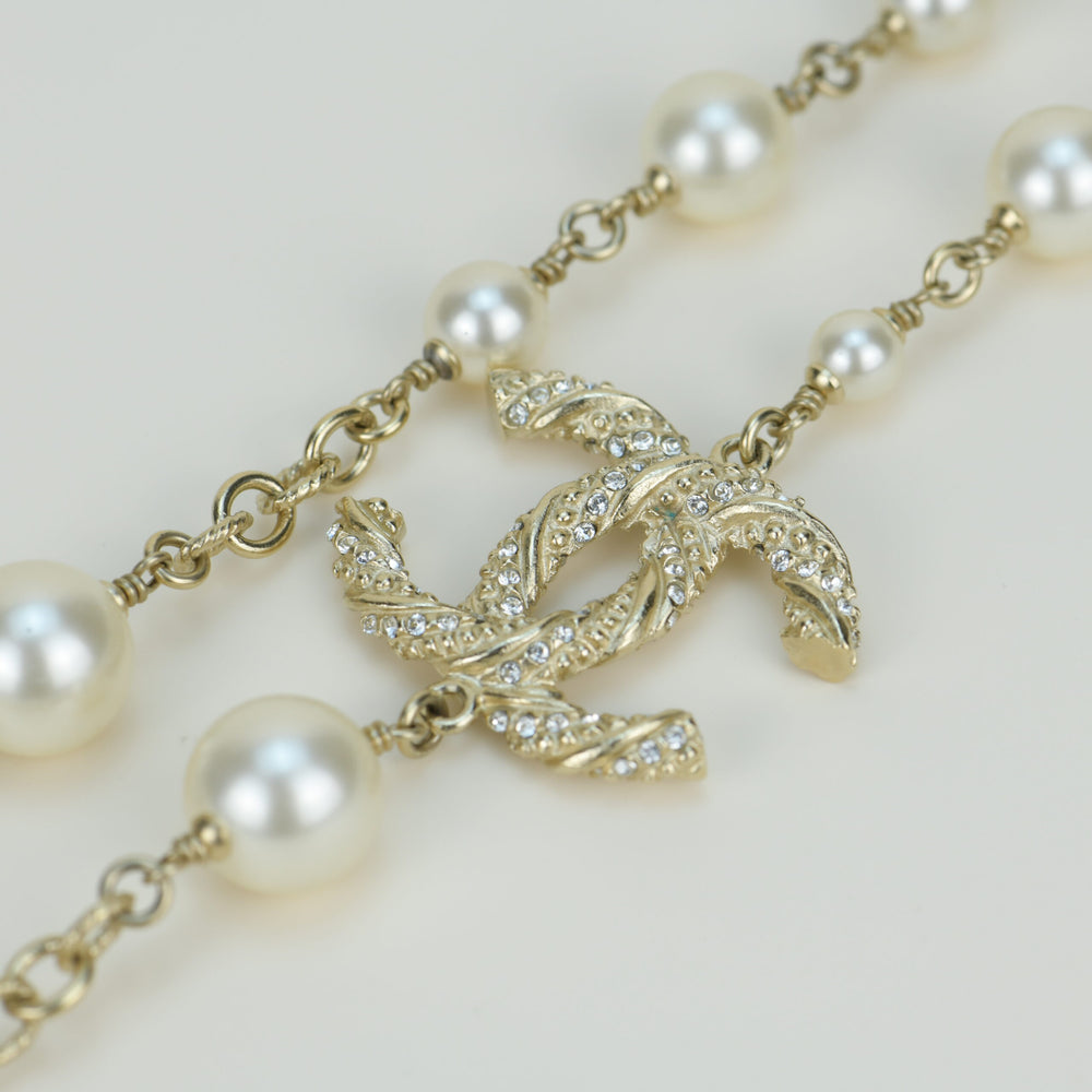 Chanel CC Logo White Pearl Long Necklace detail cc logo