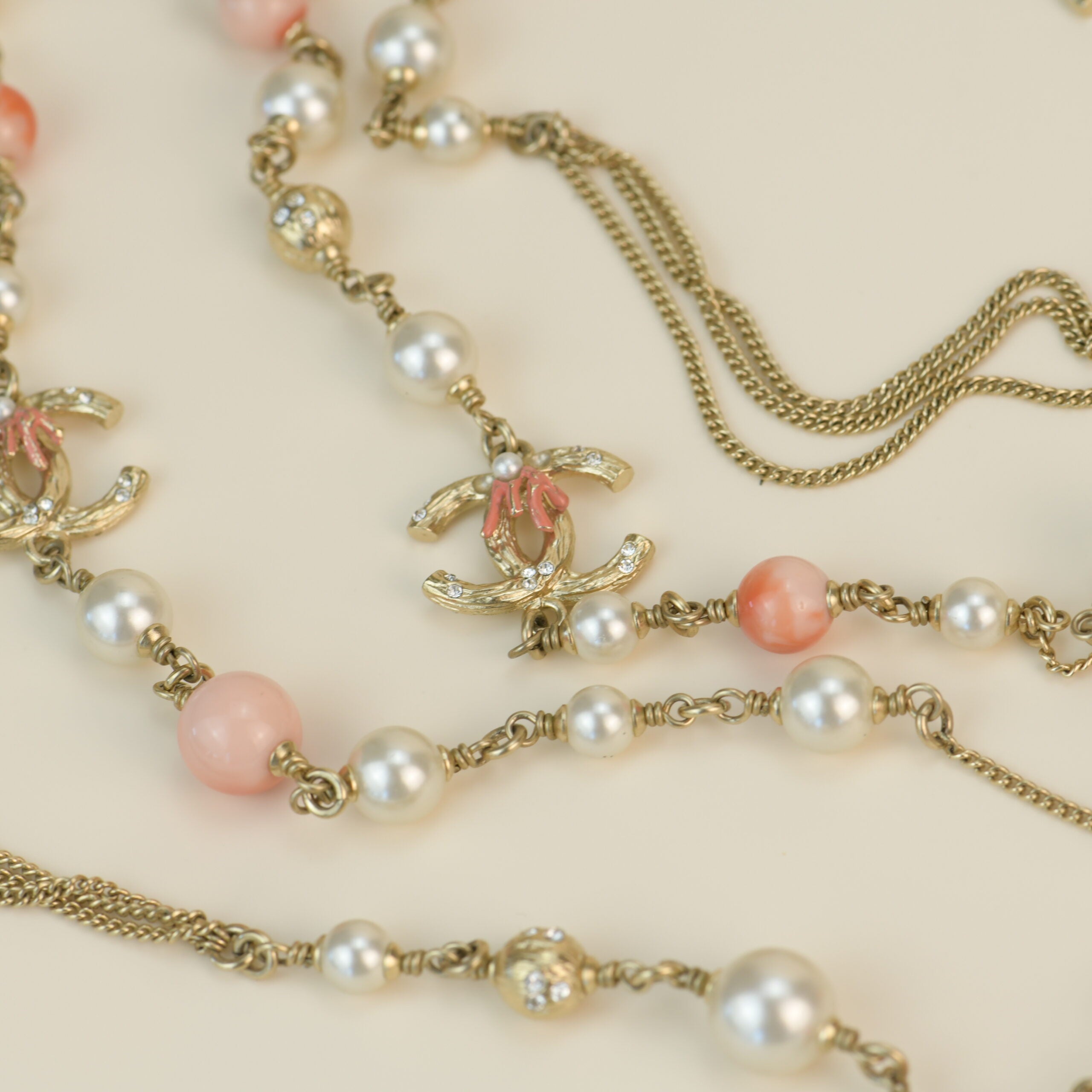 Chanel pink hot sale pearl necklace