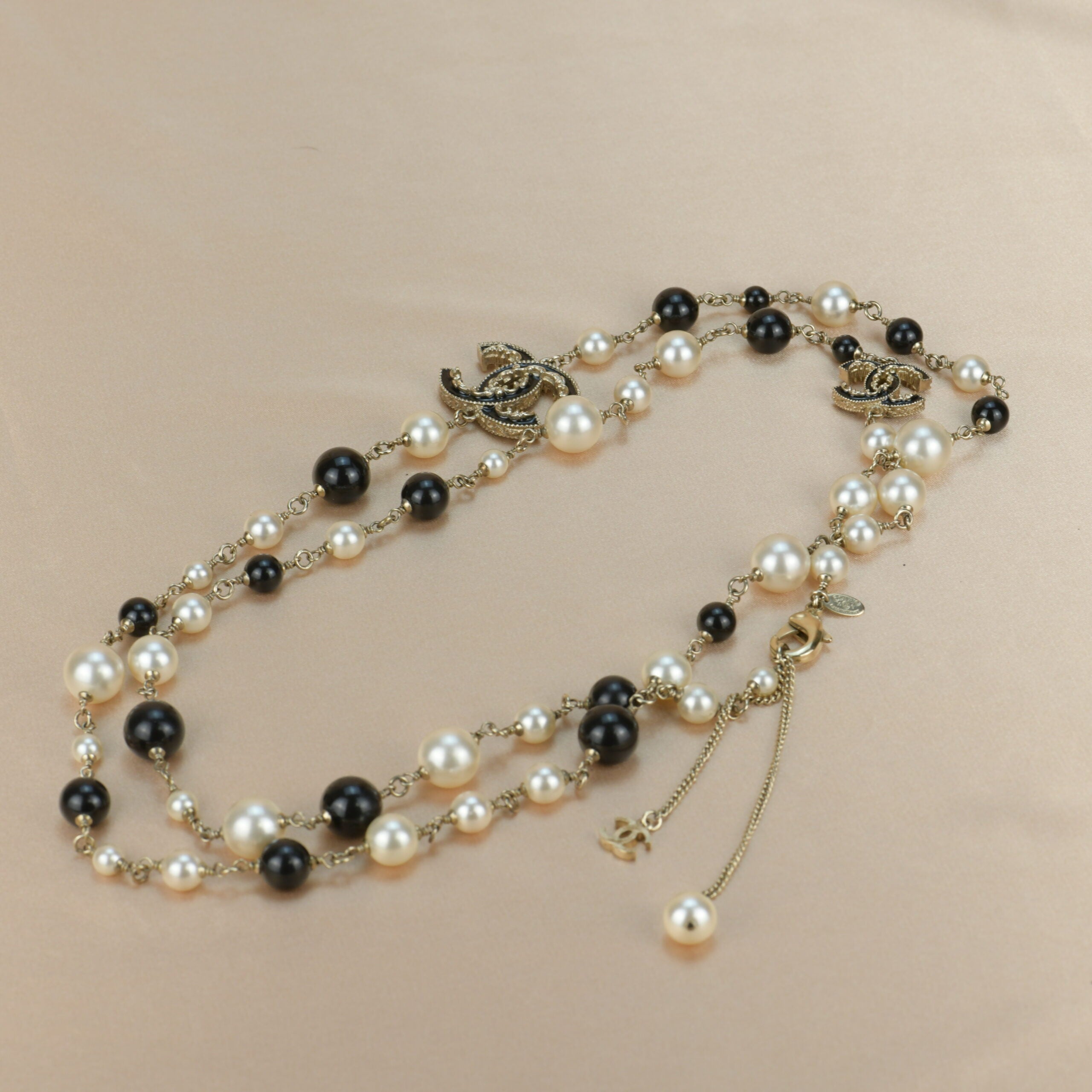 Chanel pearl necklace on sale with cc logo