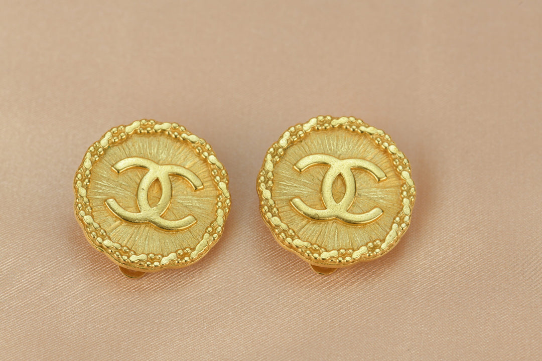 NEW EARRINGS CHANEL LOGO CC PANTHERE IN GOLD METAL NEW EARRINGS