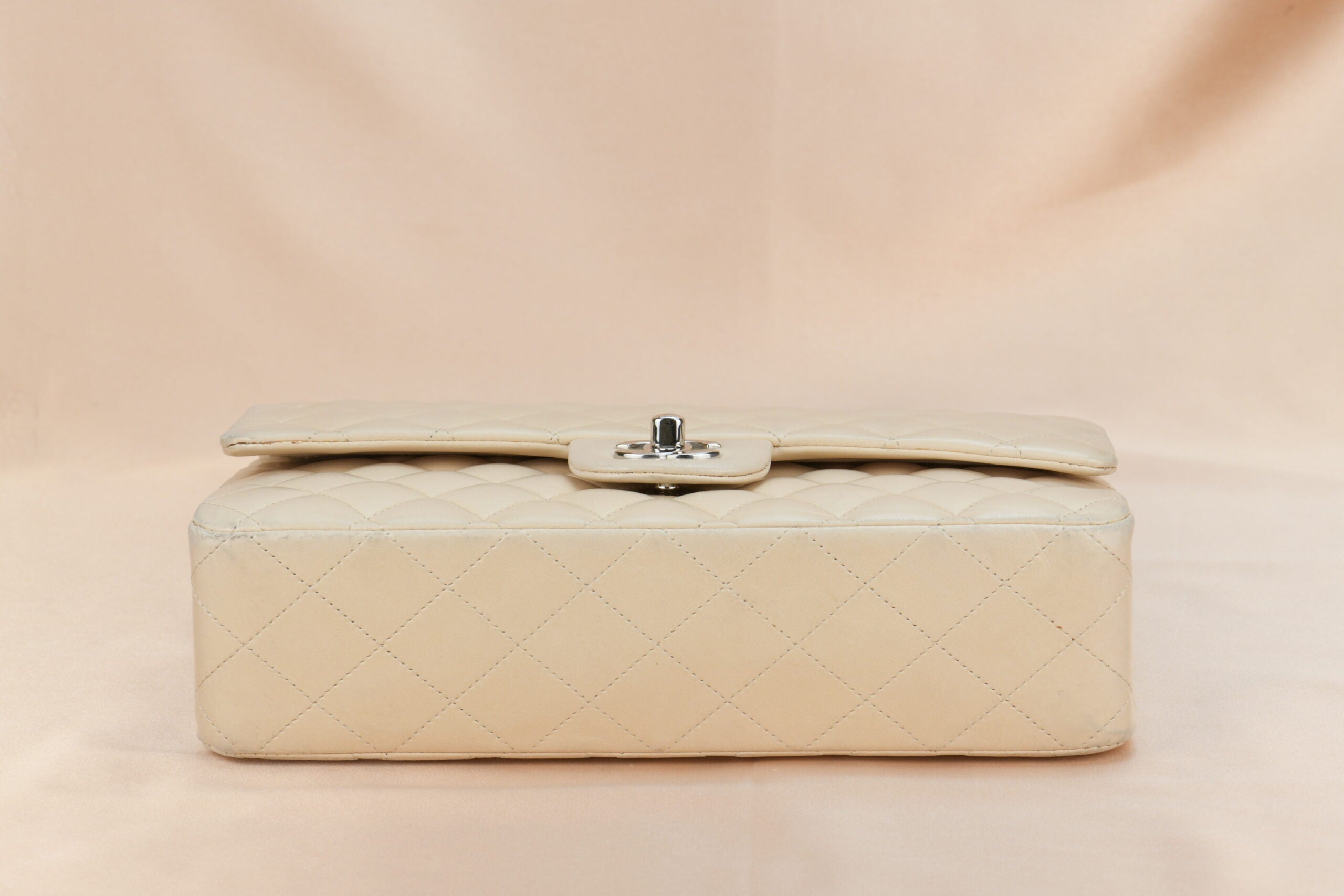 Beige on sale chanel clutch