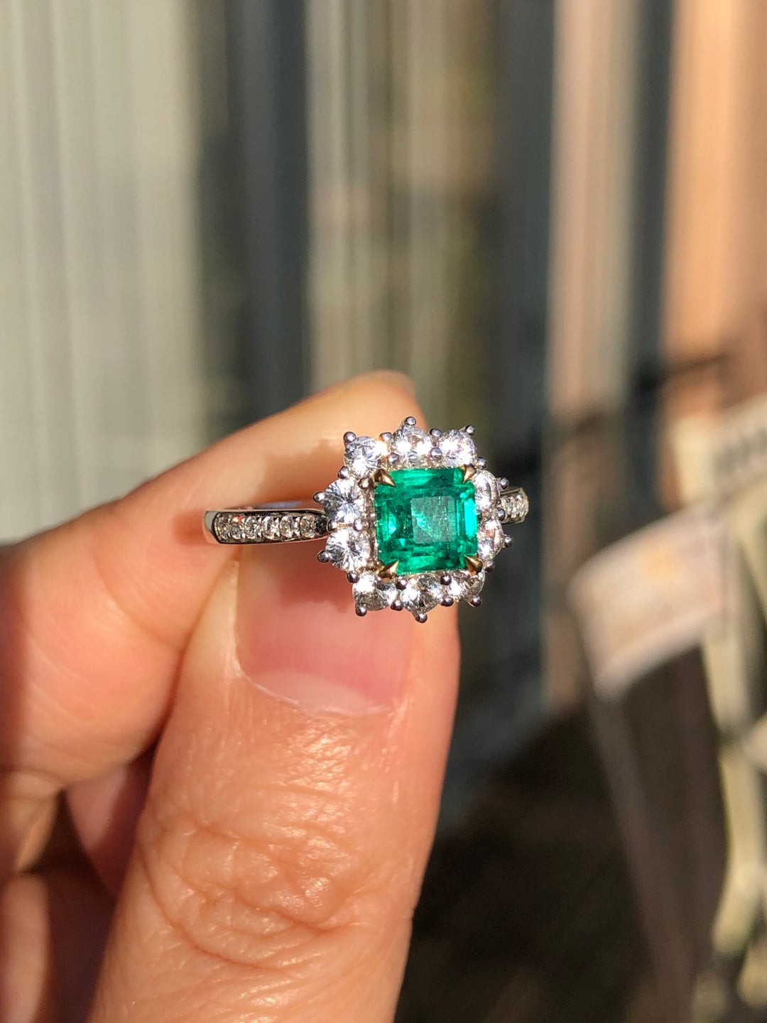 18K White Gold Emerald Diamond Cluster Ring