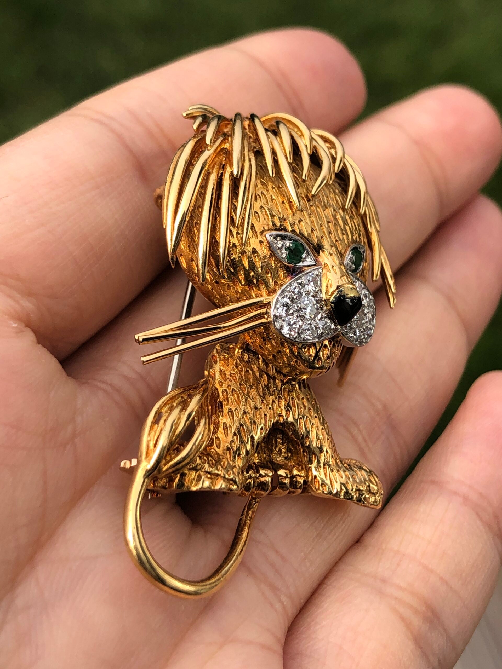 Gold on sale lion brooch