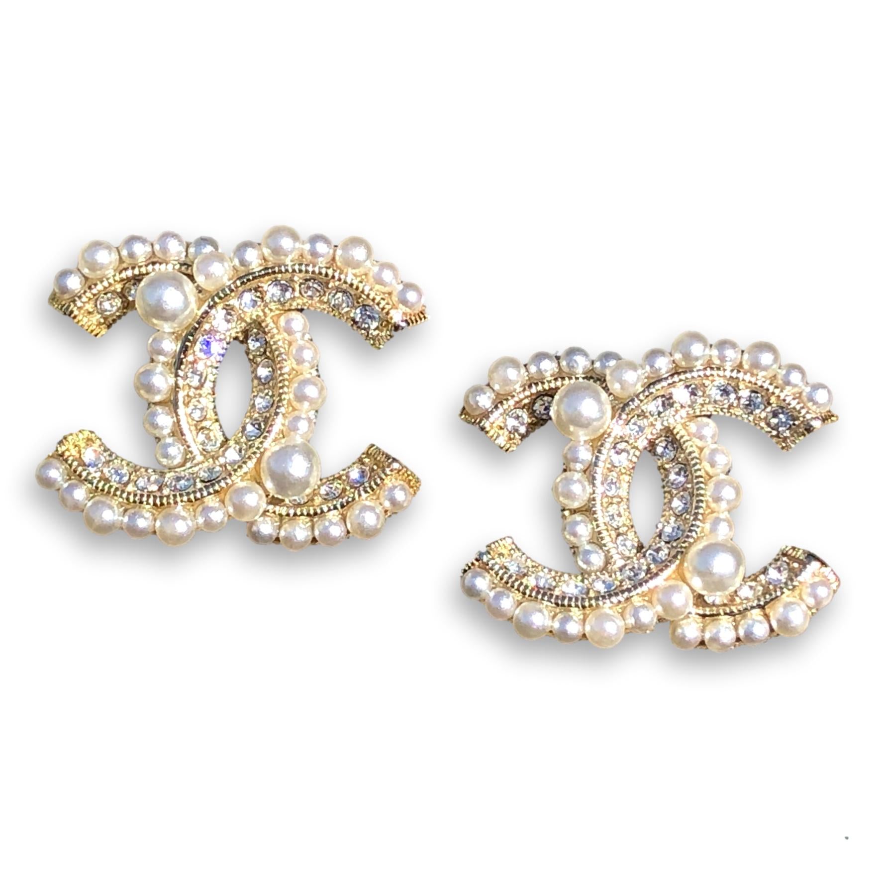 Authentic! Chanel Gold Tone CC Logo Simple Classic Clip-On Large Earrings