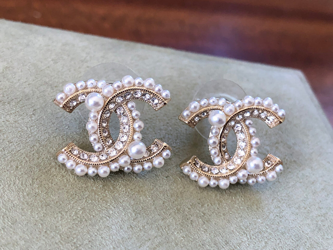 CHANEL Vintage Clip on Earrings Gold Metal Fake Pearl Fake 
