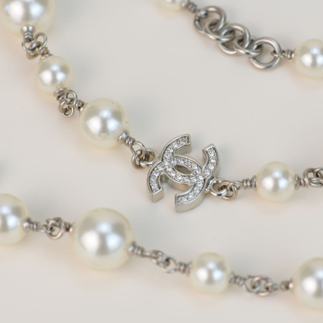 Five CC Logo Pearl Sautoir Chanel Necklace – Dandelion Antiques